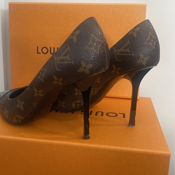 LOUIS VUITTON Monogram Canvas and Patent Leather Cap Toe Cherie pumps - Picture 4 of 6